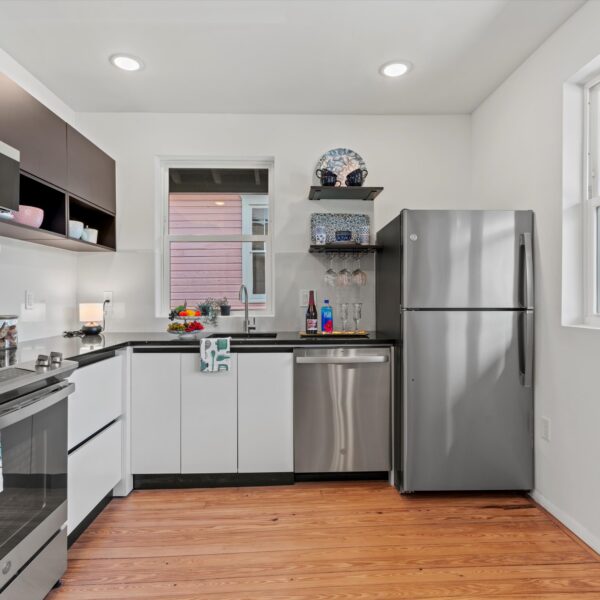 012-modern-apartment-kitchen-renovation Complete apartment kitchen remodel featuring premium countertops and contemporary cabinetry.