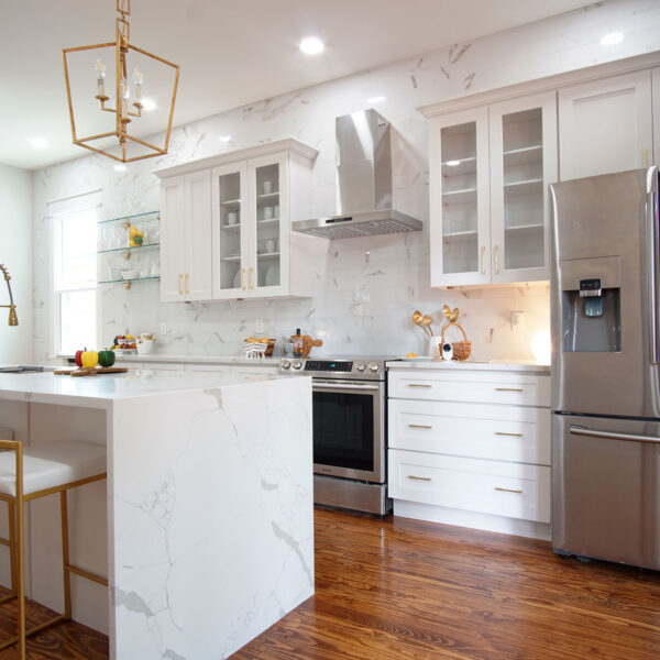 03-classic-colonial-kitchen-range-marble-backsplash Range wall of the kitchen showing a stone backsplash and glass front upper cabinets