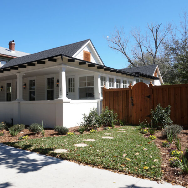 modern-farmhouse-historic-bungalow-exterior-jacksonville-mnm-homes-01 White 1935 ranch bungalow with a deep covered porch and new fencing in a historic Jacksonville FL neighborhood